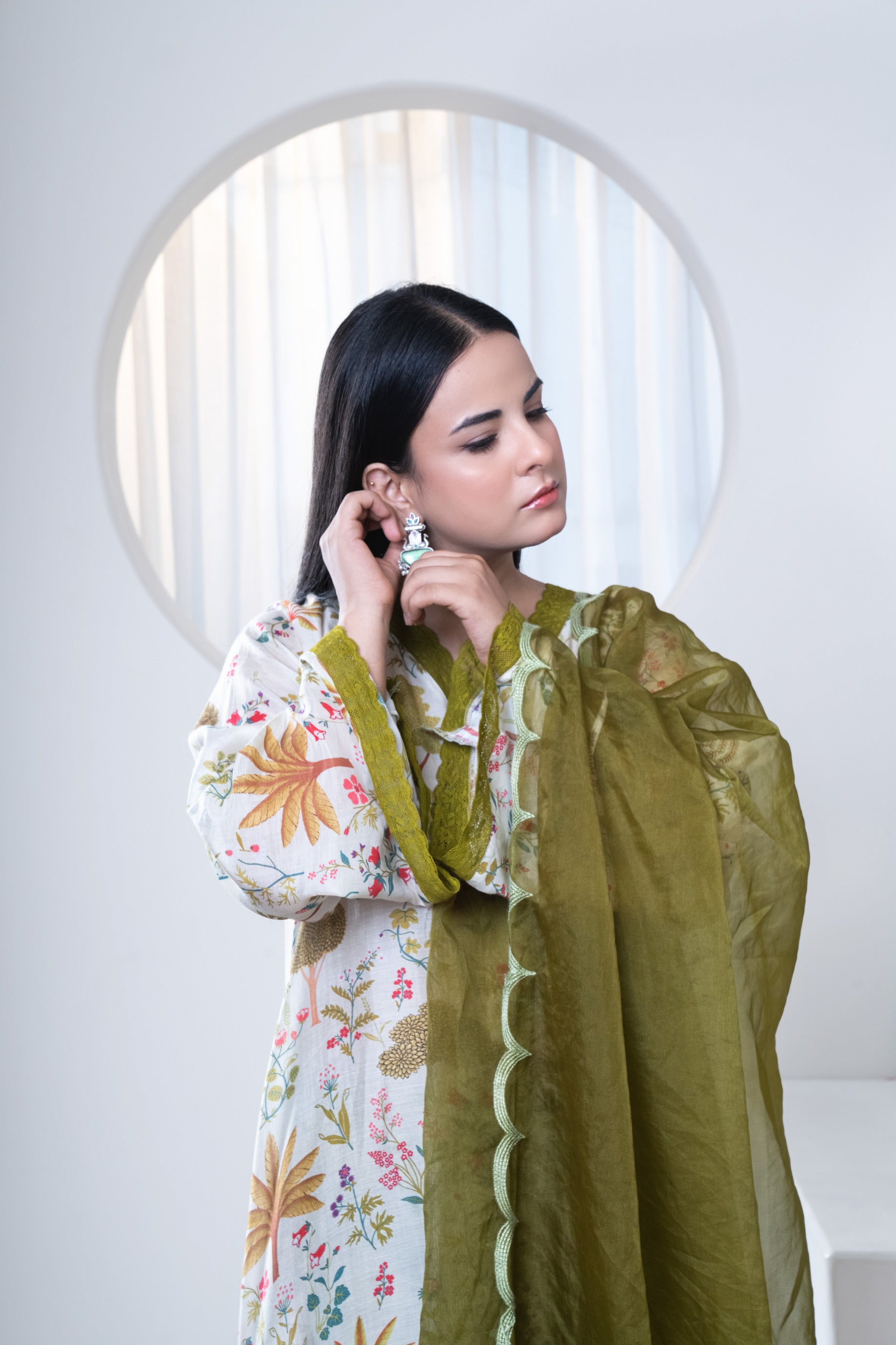Hara Bagicha Muslin Suit Set with Organza Dupatta